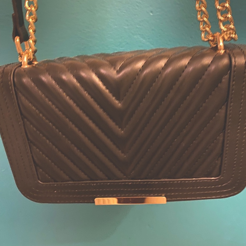 SALE!🎉Excellent Condition Black Chevron Vegan Purse